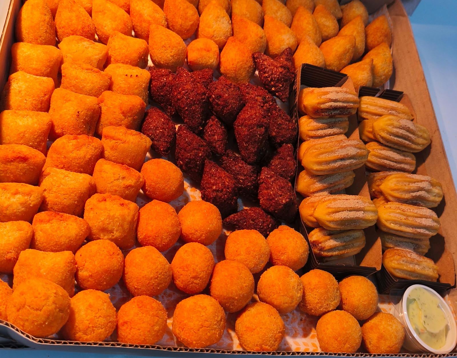 Caixa de cento com salgados variados e mini churros