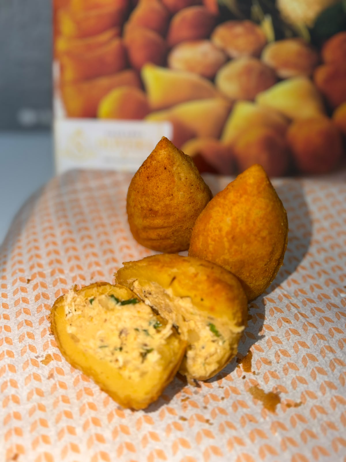 Coxinha cortada mostrando o recheio cremoso de frango